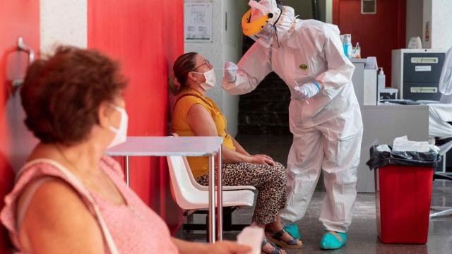 Una enfermera hace pruebas de Covid a unas mujeres.