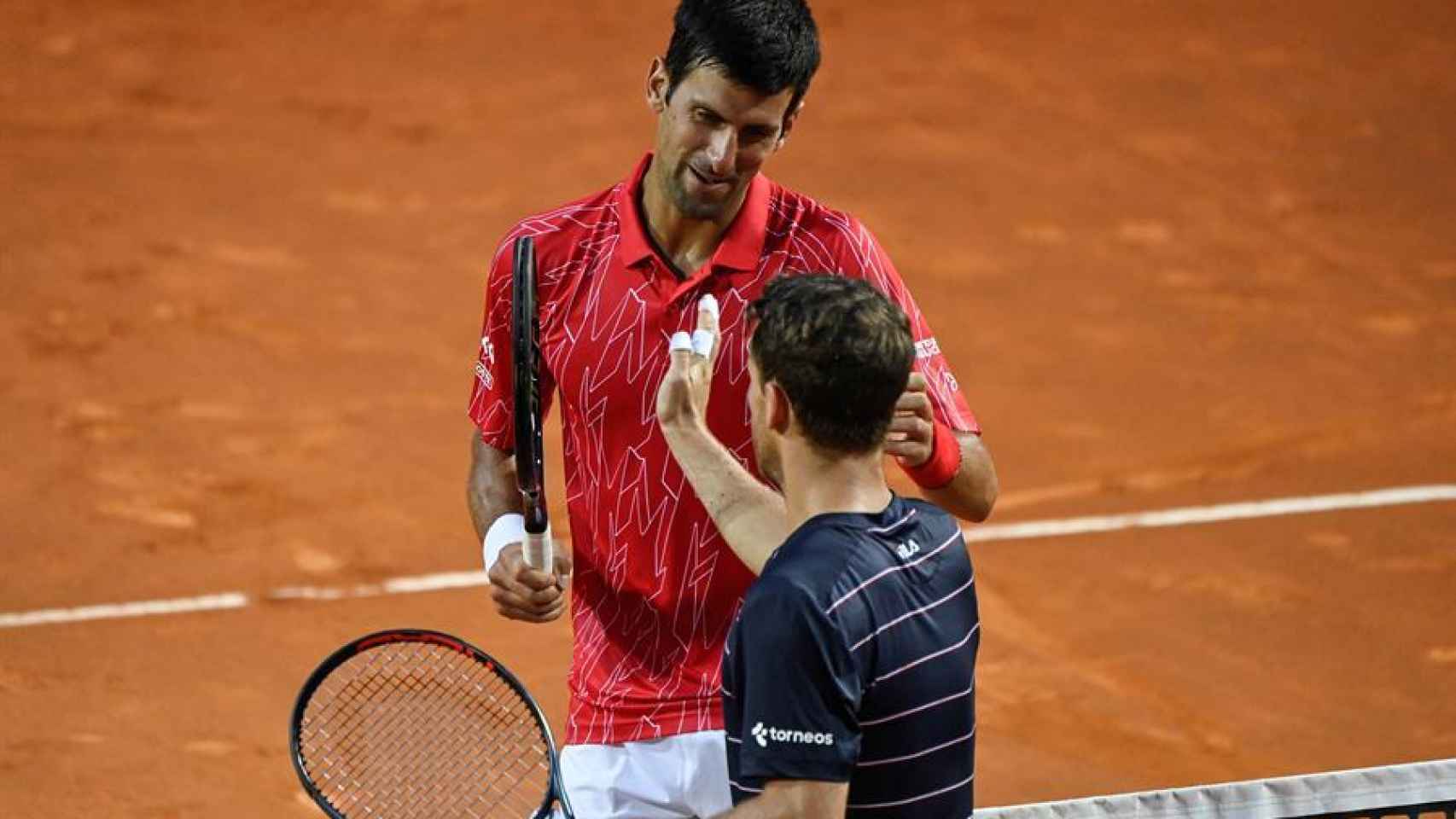 Diego Schwartzman y Novak Djokovic se saludan en la final del Masters 1000 de Roma