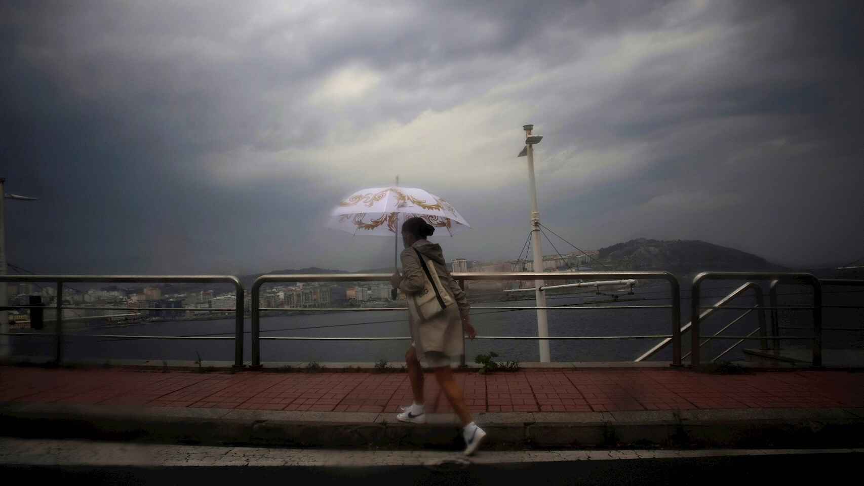Una mujer camina por el paseo marítimo de A Coruña. EFE/Cabalar.