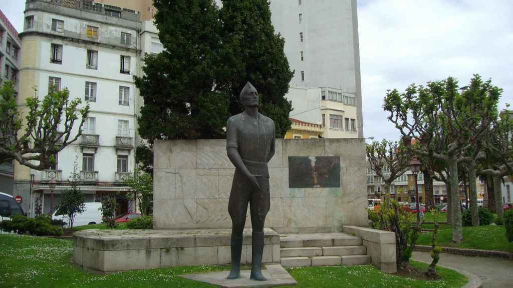 Estatua en recuerdo de José Millán-Astray, fundador de La Legión, antes de ser retirada de la plaza homónima en La Coruña.