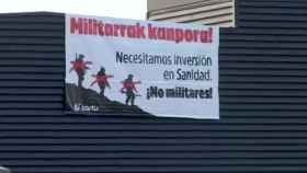 Pancarta desplegada por Sortu en Pamplona contra la presencia de militares rastradores.