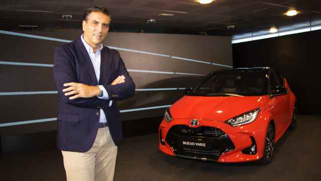 El presidente y CEO de Toyota España junto al nuevo Yaris con tecnología híbrida.