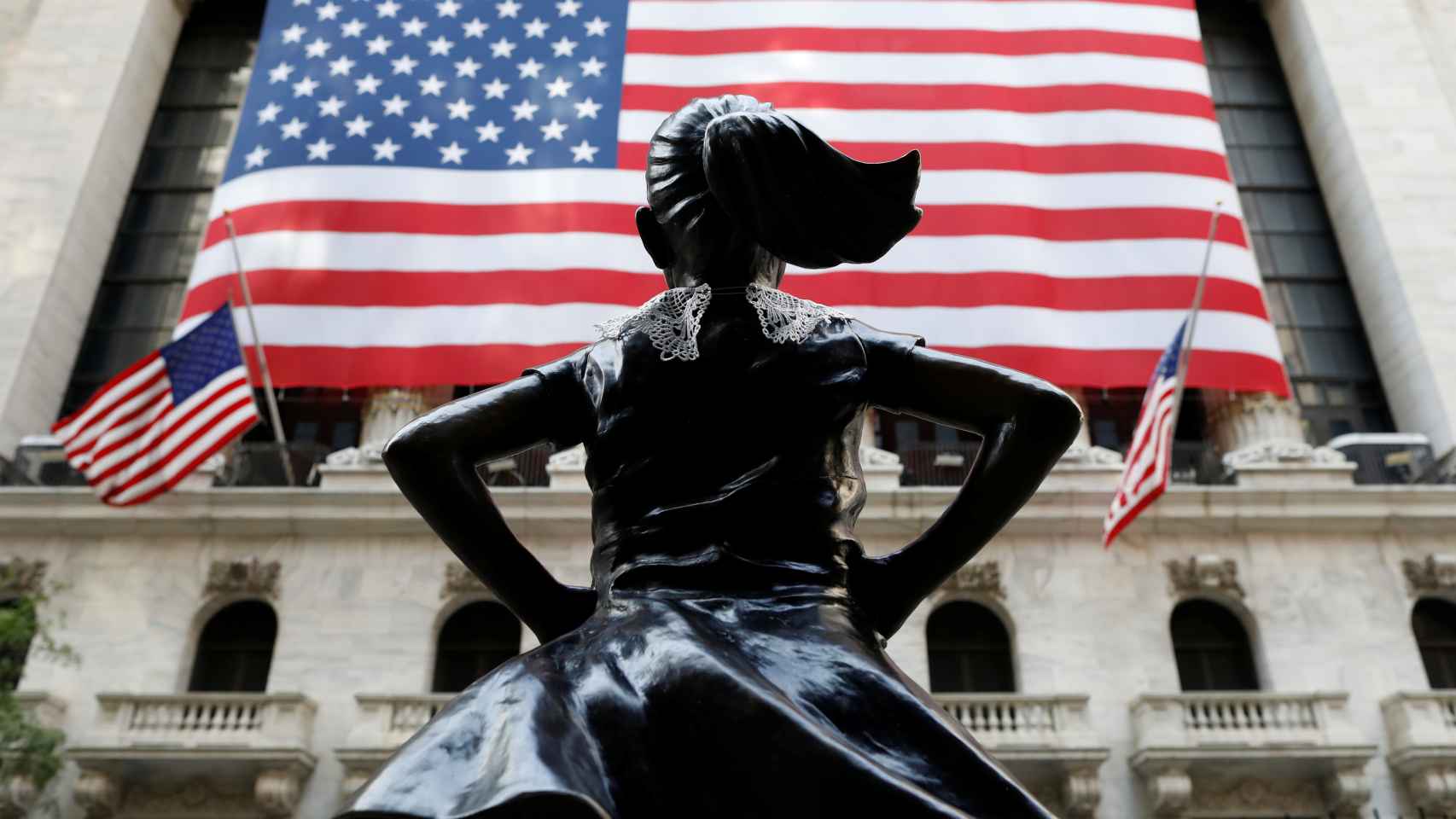 Monumento de una niña frente a la fachada de la Bolsa de Nueva York.
