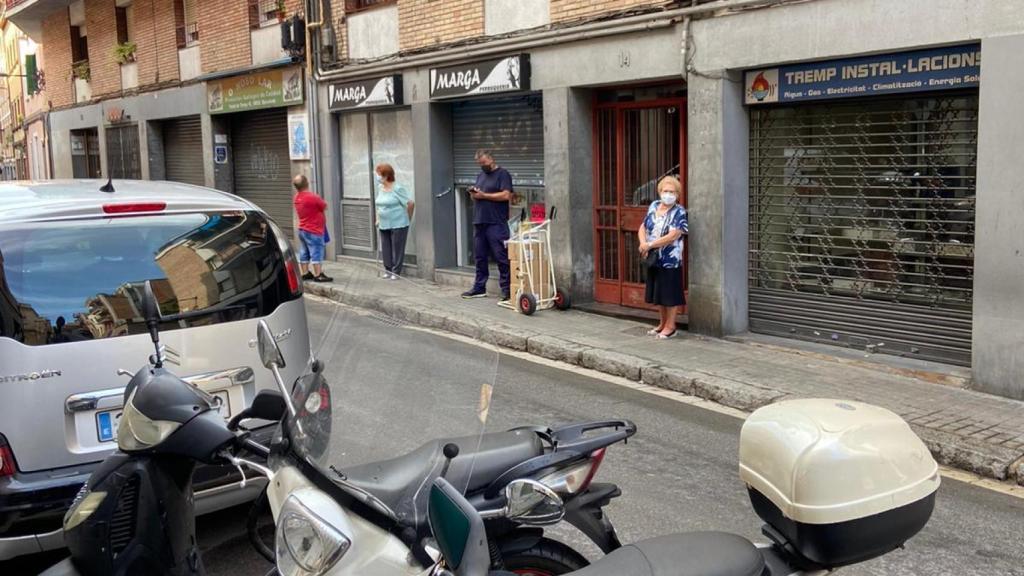 Vecinos guardando la distancia de seguridad