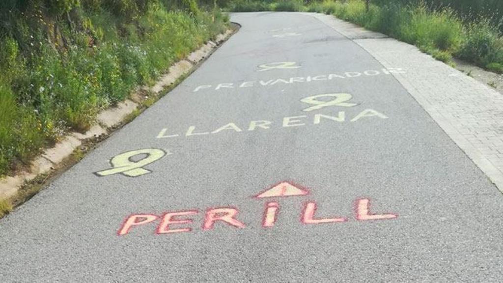 Pintadas contra el juez Llarena en la carretera que conduce a la Escuela Judicial./