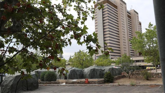 Hospital de campaña en el aparcamiento del Gómez Ulla.