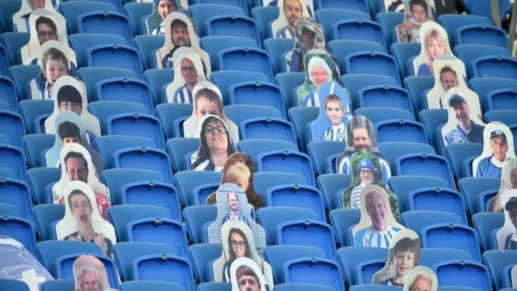 Grada de la Premier League con fotografías de sus aficionados