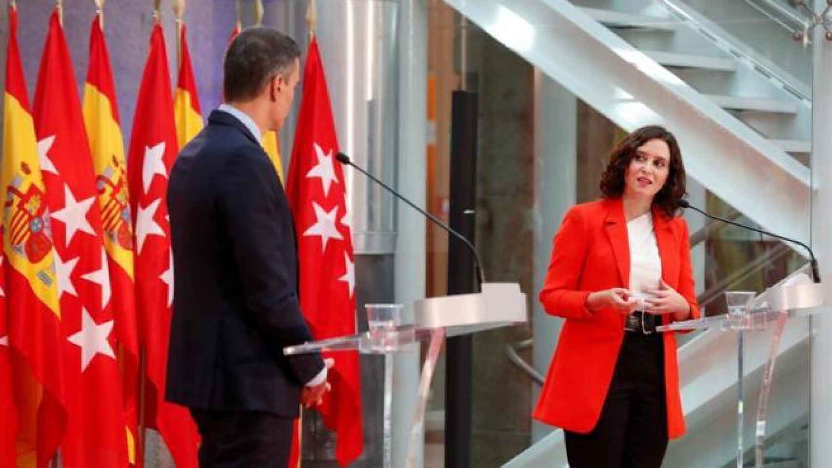 Isabel Díaz Ayuso junto a Pedro Sánchez este lunes en la sede de la Comunidad de Madrid.