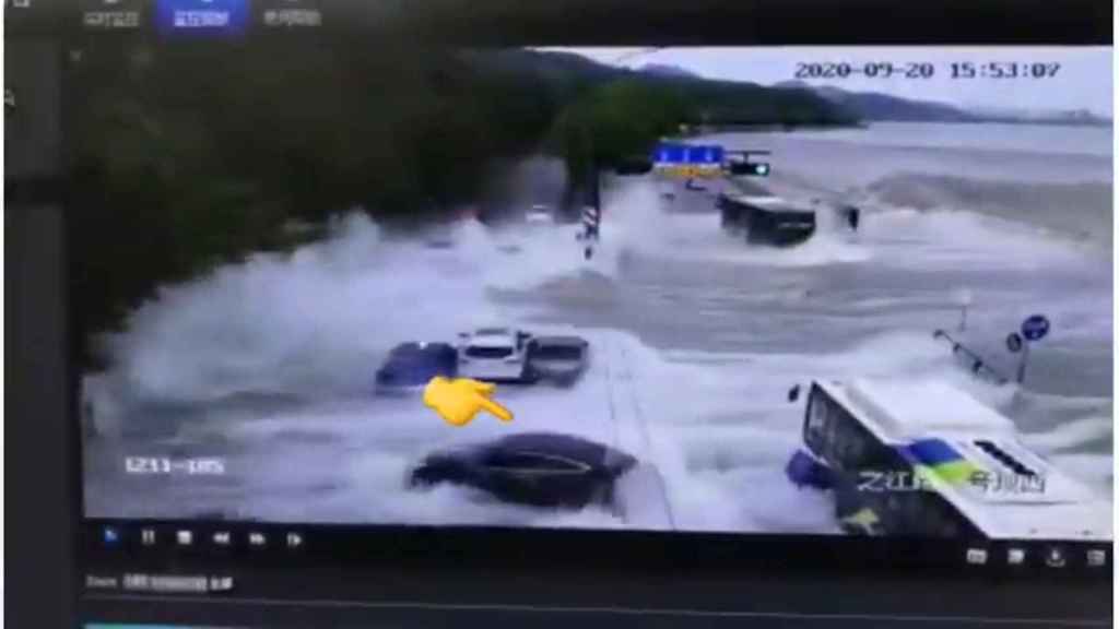 Un Tesla soporta el impacto de una ola en Hangzhou, China