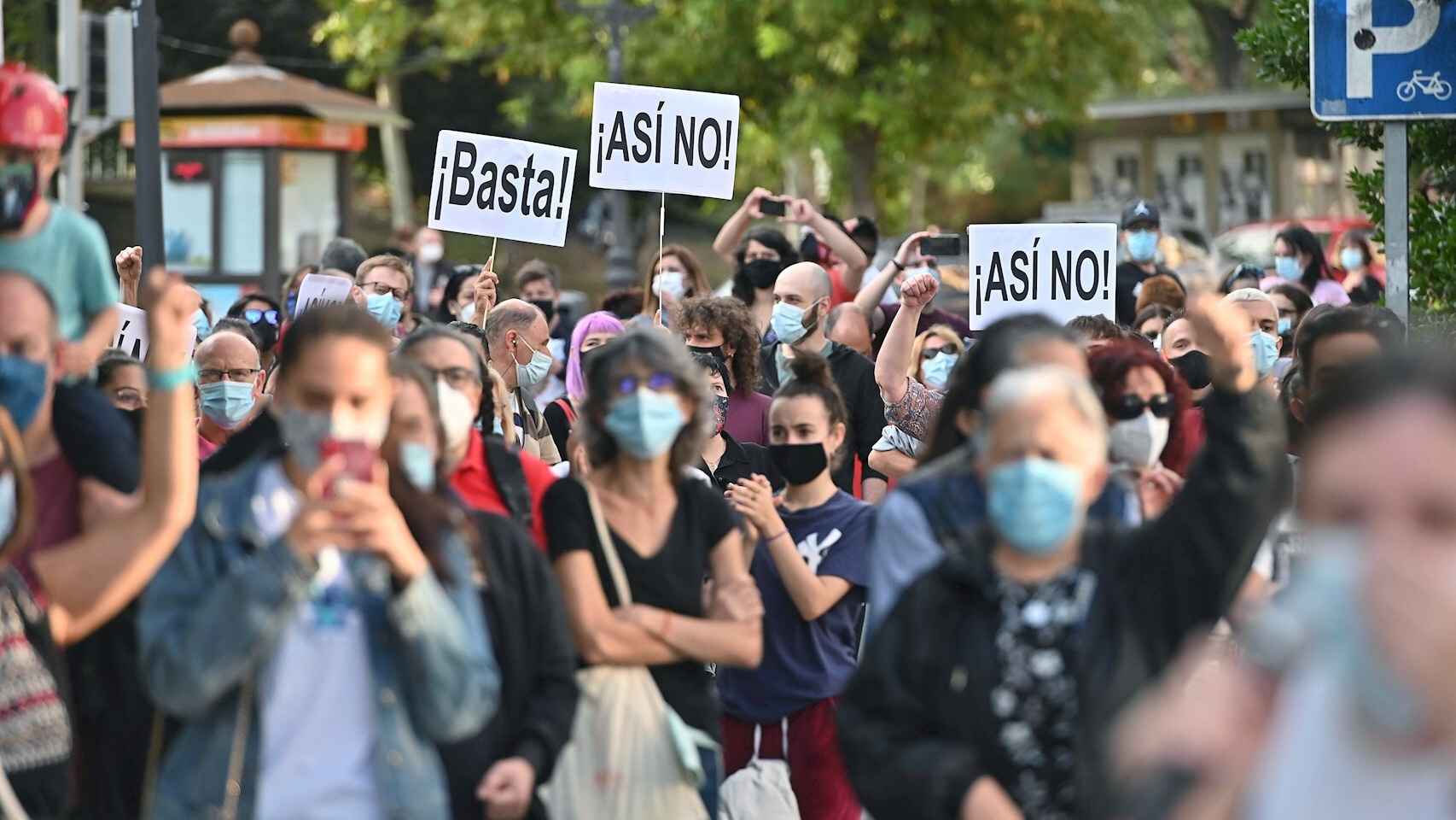 Manifestación contra el confinamiento en un barrio de Madrid.