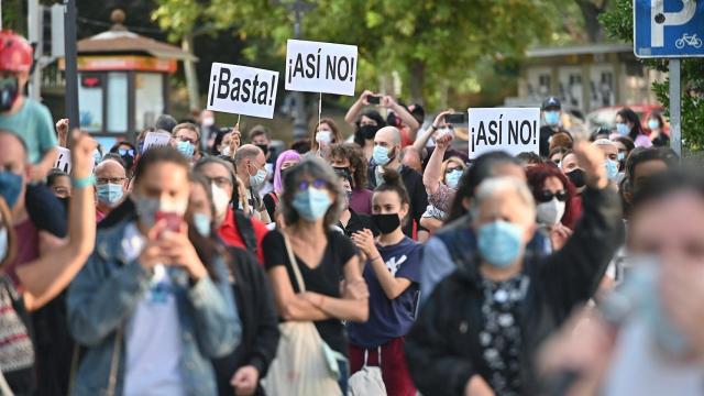 Manifestación contra el confinamiento en un barrio de Madrid.