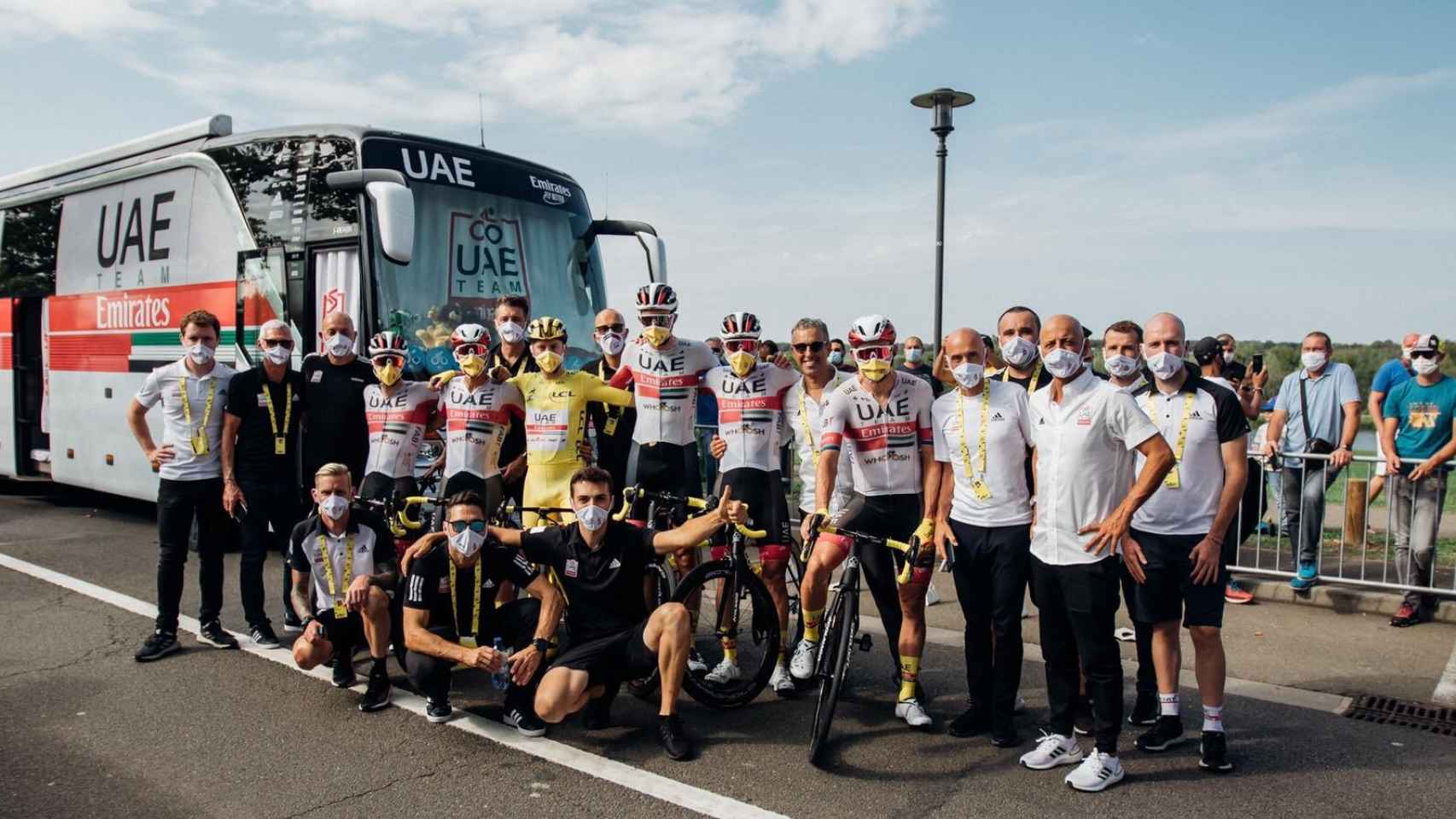 El equipo UAE Team Emirates celebra con Pogacar el triunfo en el Tour