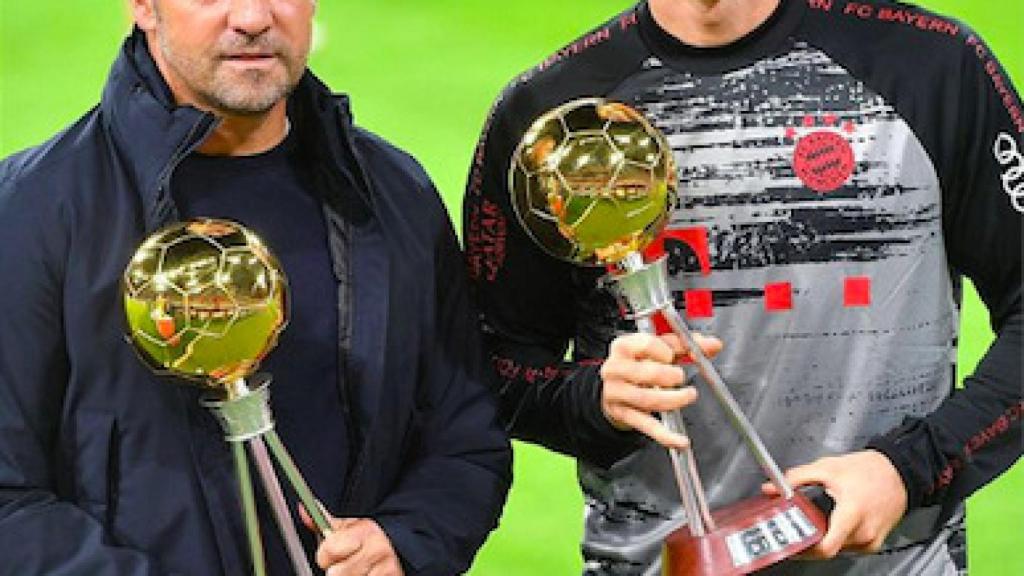 Flick y Lewandowski con los premios de mejor entrenador y mejor jugador de la Bundesliga