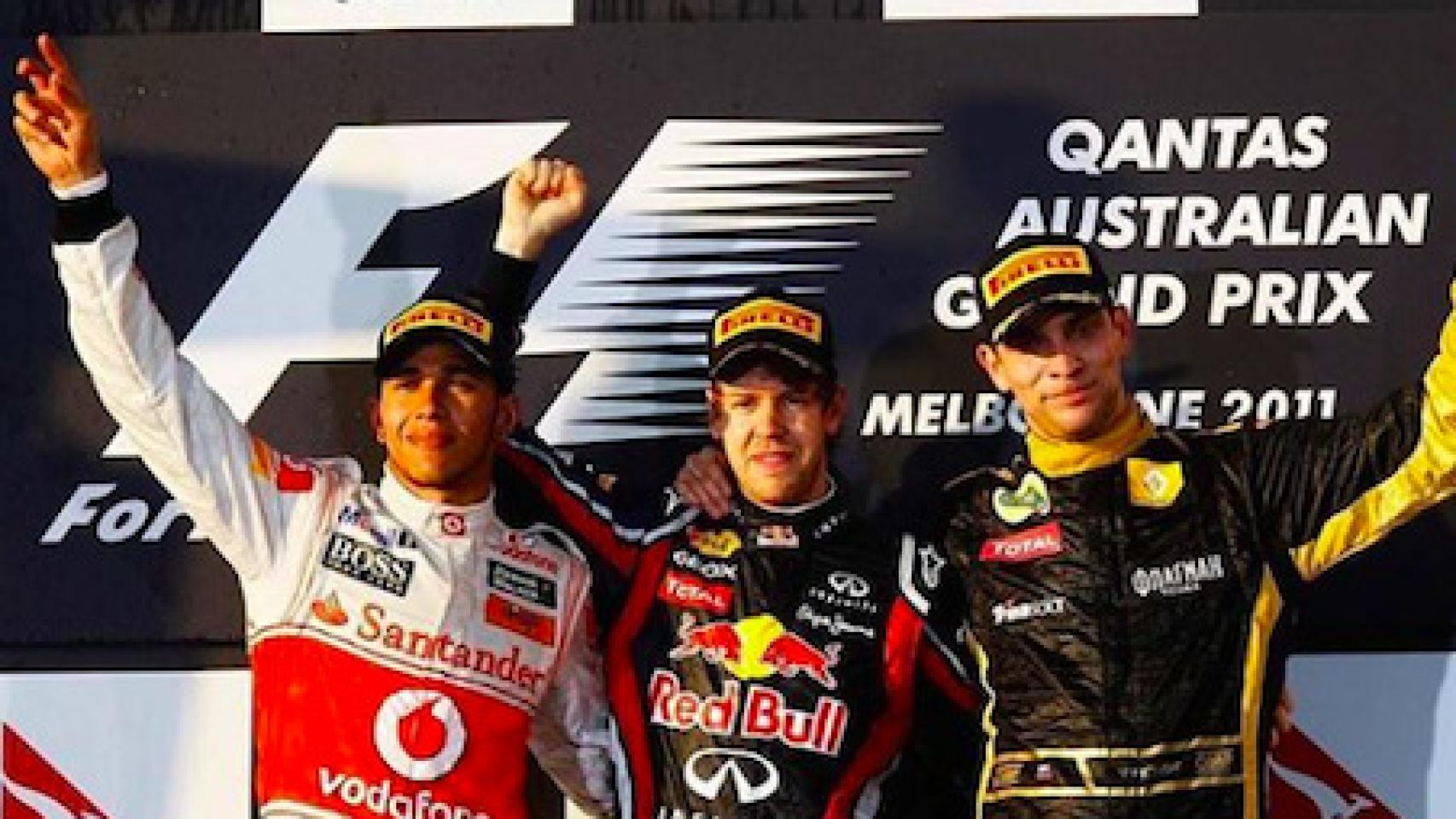 Petrov en el podio junto a Hamilton y Vettel