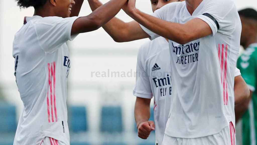 Peter y Theo Zidane celebran el gol del Castilla