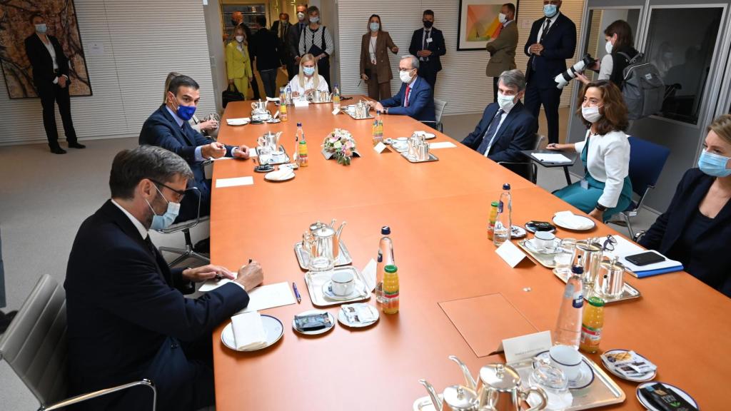 Pedro Sánchez, frente a David Sassoli, presidente del Parlamento Europeo, al inicio de la reunión con sus equipos.