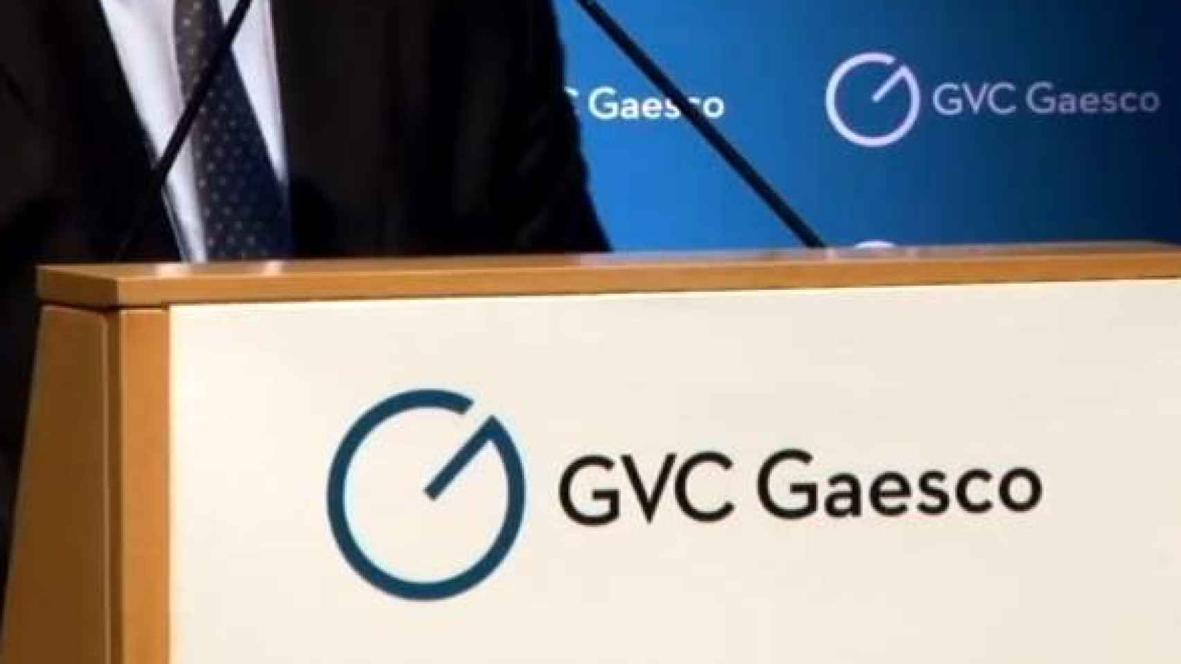 Un atril con el logotipo de GVC Gaesco.
