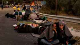 Un grupo de migrantes en la carretera tras el incendio del campo de Moria en Lesbos