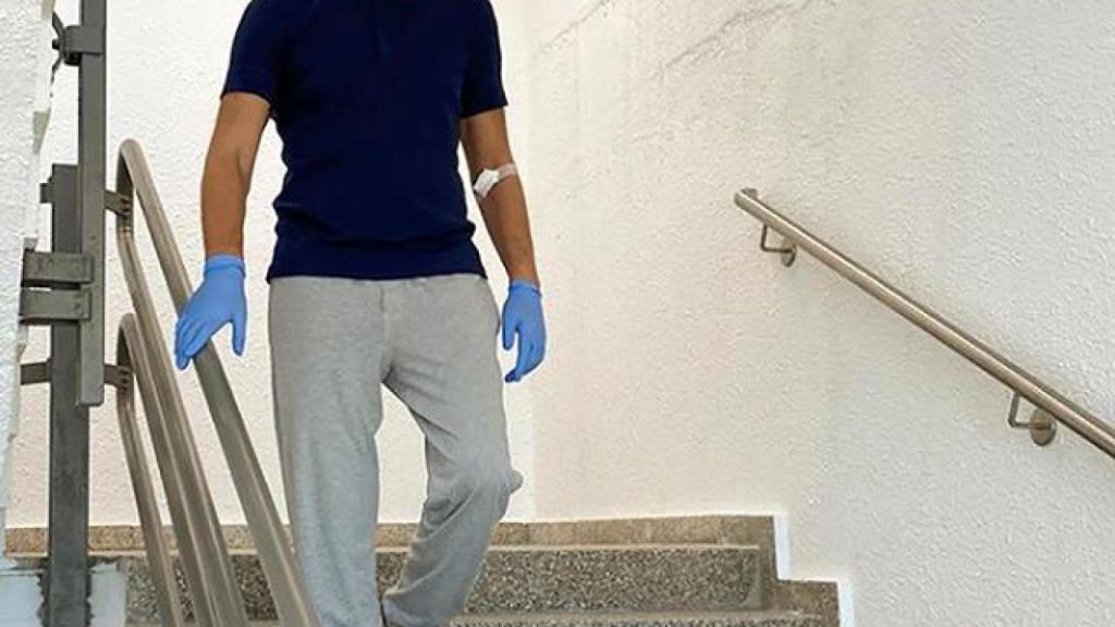 Navalny bajando las escaleras del hospital en una imagen de su Instagram.