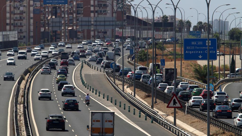 Algunos coches circulando por el carril izquierdo en Málaga.