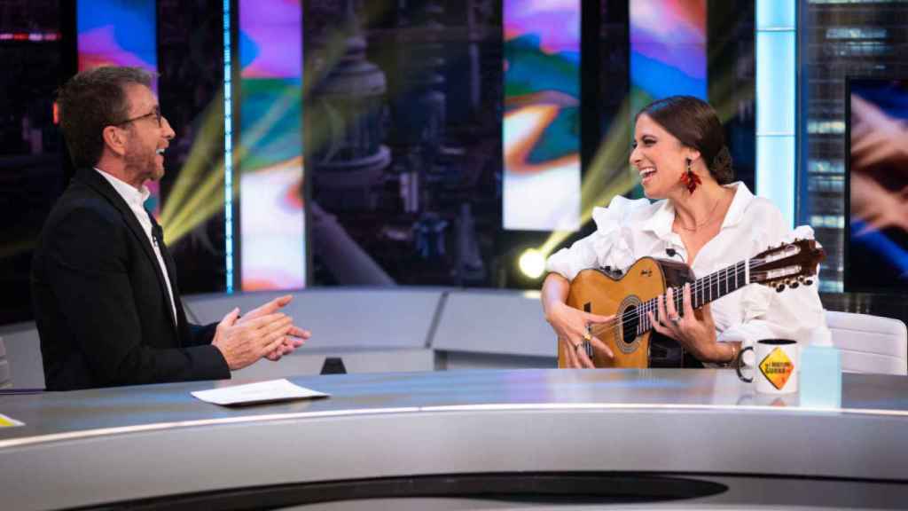 María Peláe cantando junto a Pablo Motos en 'El Hormiguero'.