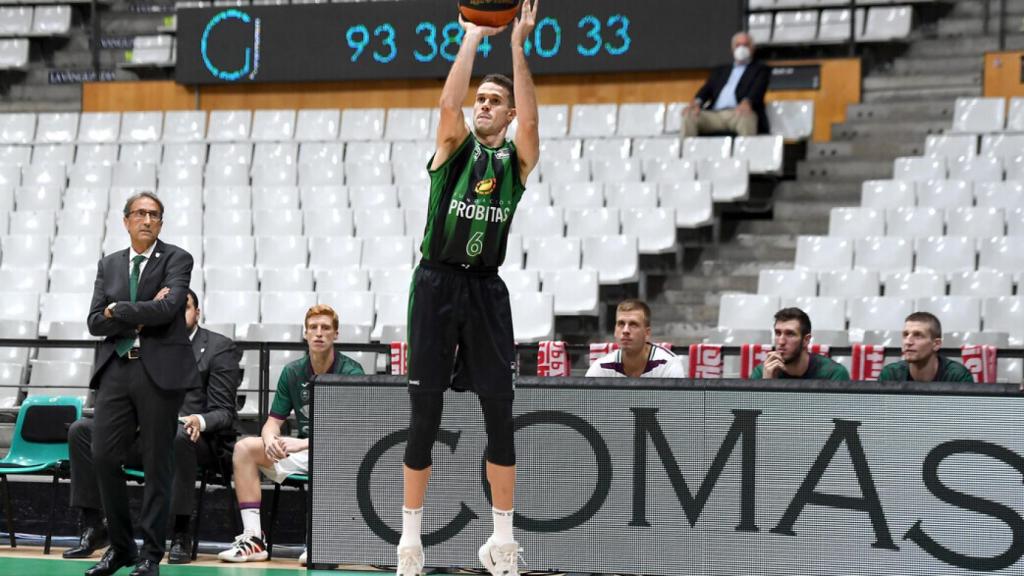 López-Arostegui lanzando a canasta durante un partido del Joventut