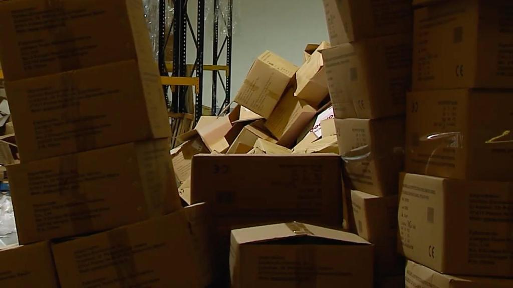 Cajas vacías en la nave.