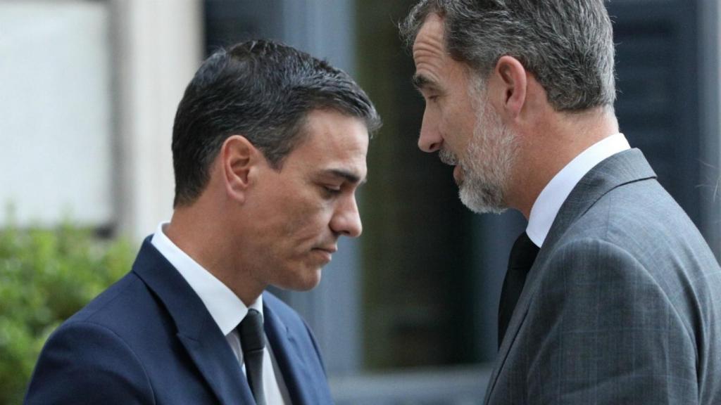 Felipe VI con el presidente del Gobierno, Pedro Sánchez, en una imagen de archivo./
