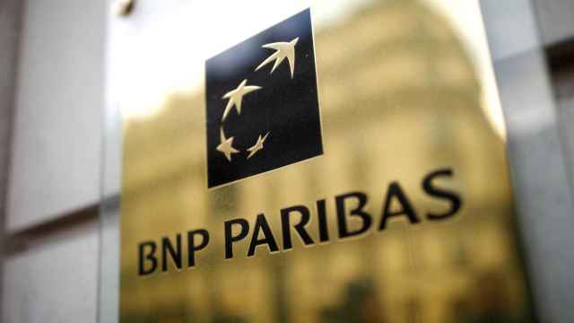 Logo de BNP Paribas en una sede de París.