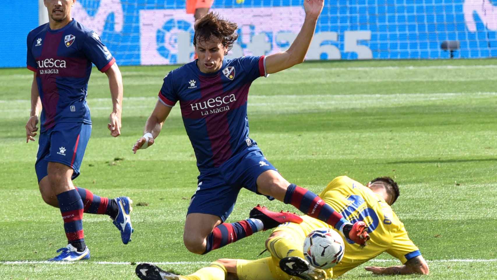 Huesca y Villarreal pelean un balón