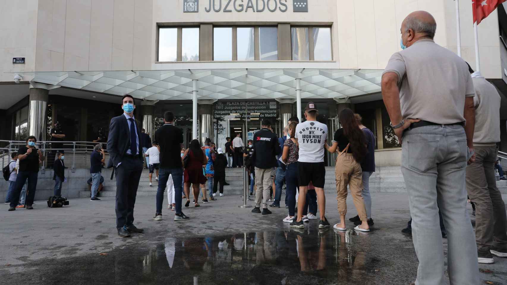 Varios ciudadanos hacen cola para acceder a los Juzgados de Plaza de Castilla
