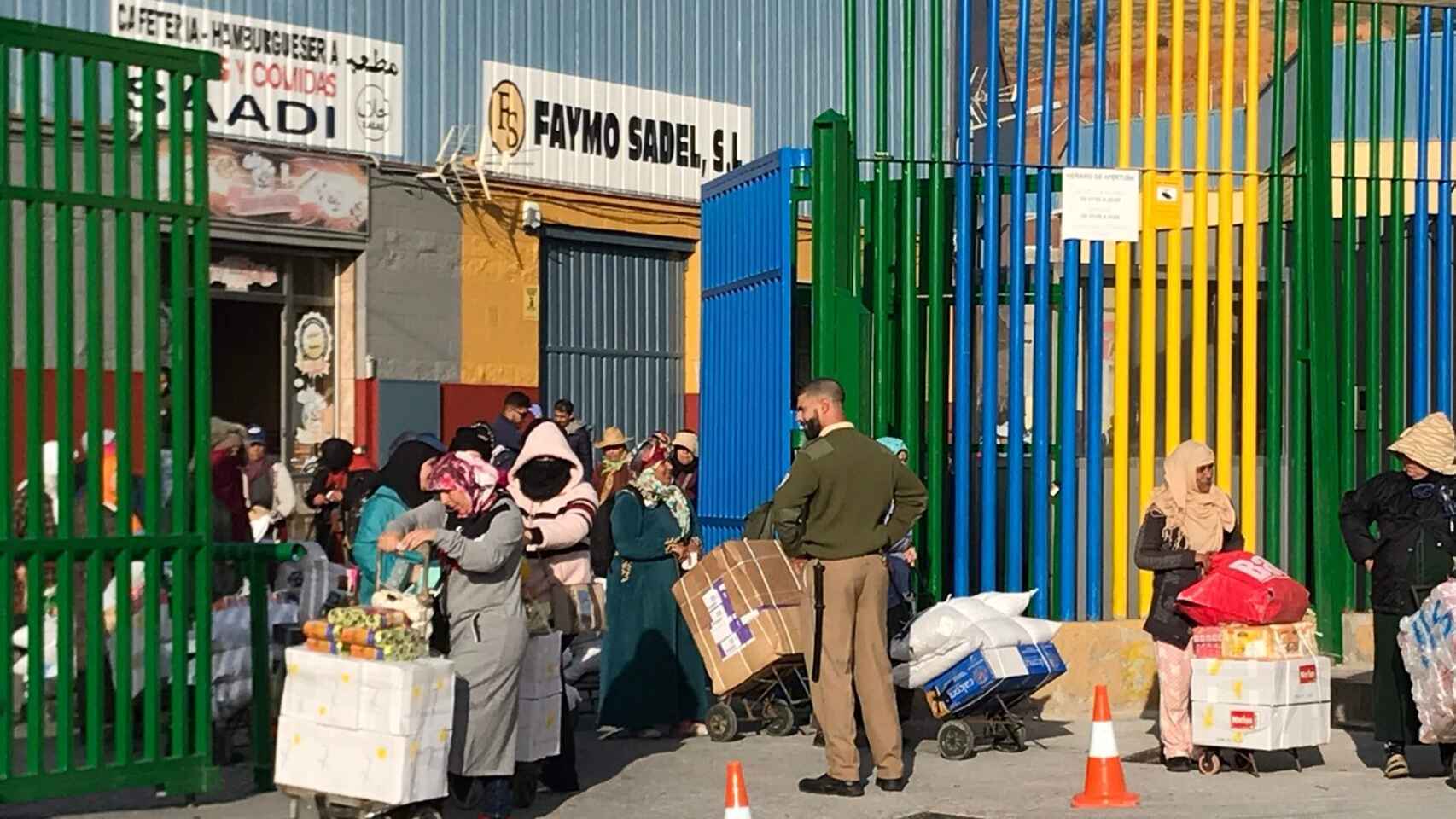 Porteadores en la frontera marroquí con España.