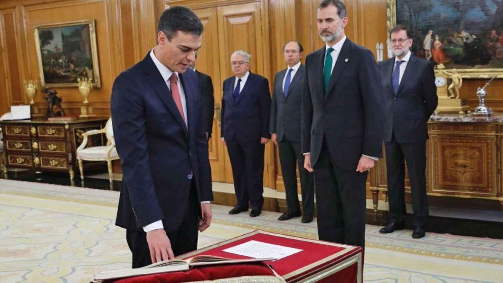 Pedro Sánchez jura el cargo de presidente ante el Rey.