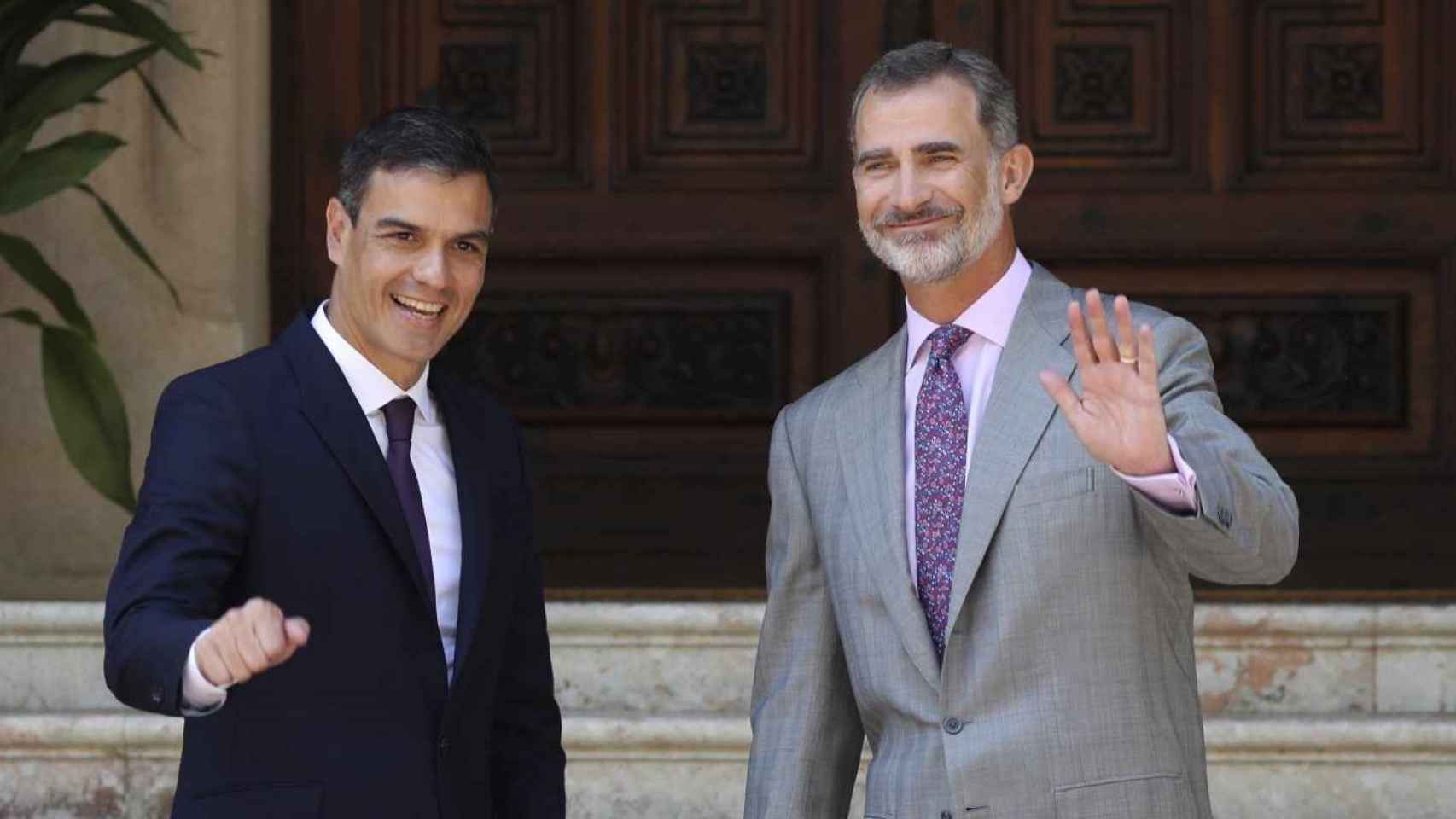 Pedro Sánchez y el Rey Felipe VI antes de la reunión que han mantenido este viernes en el Palacio de Marivent.