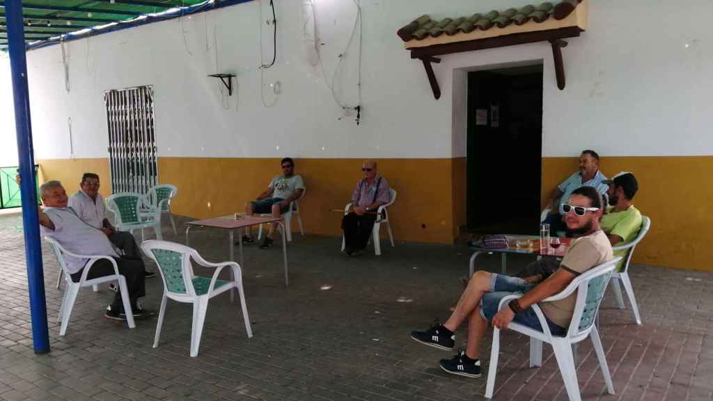 Clientes en el bar de la Casa del Pueblo del sindicato jornalero.