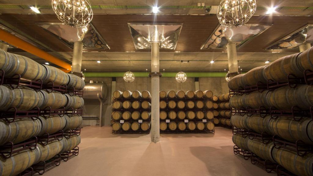 Las barricas de vino en el interior de la bodega Pagos del Rey, una de las pertenecientes a Félix Solís.