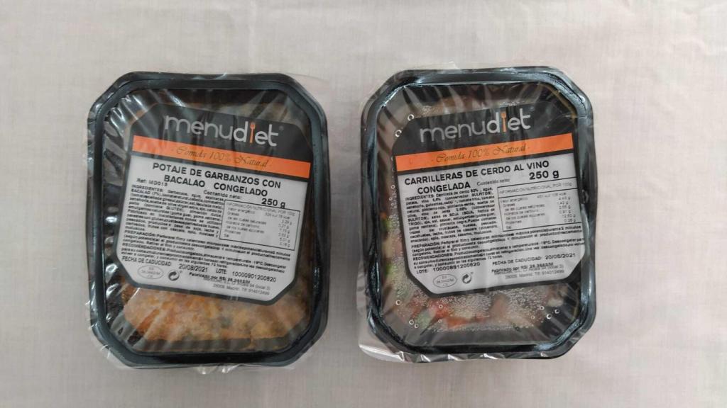 Los 'tuppers' cerrados de mi comida del tercer día: potaje de bacalao y carrillera de cerdo al vino.