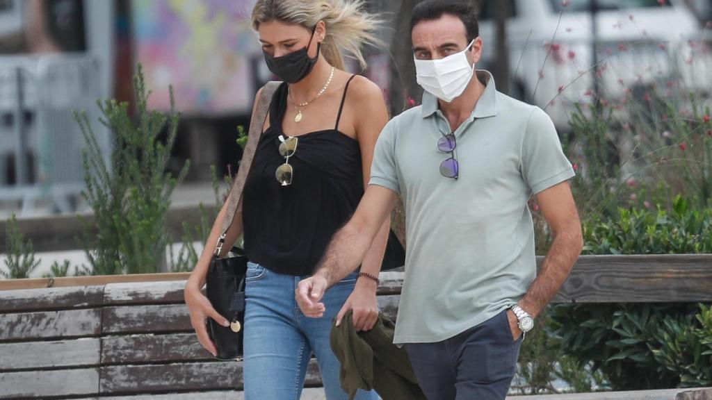 Ana Soria y Enrique Ponce caminando por las calles de Nimes (Francia).