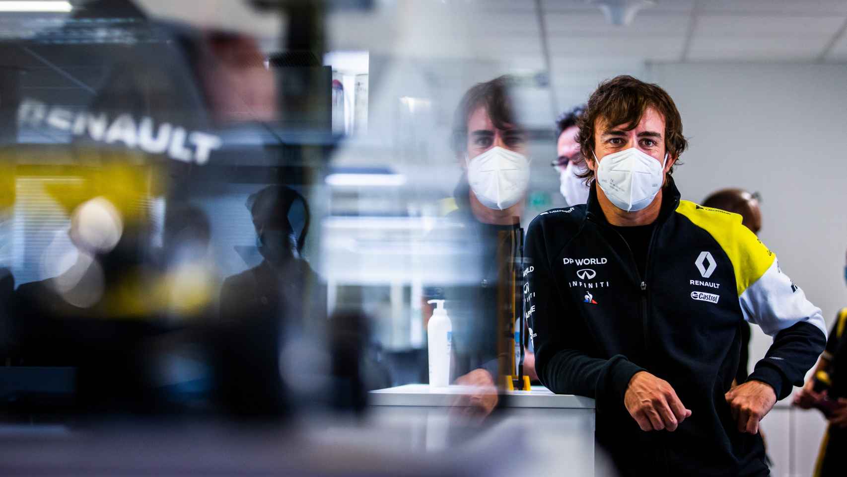 Fernando Alonso en su visita a la fábrica de Renault