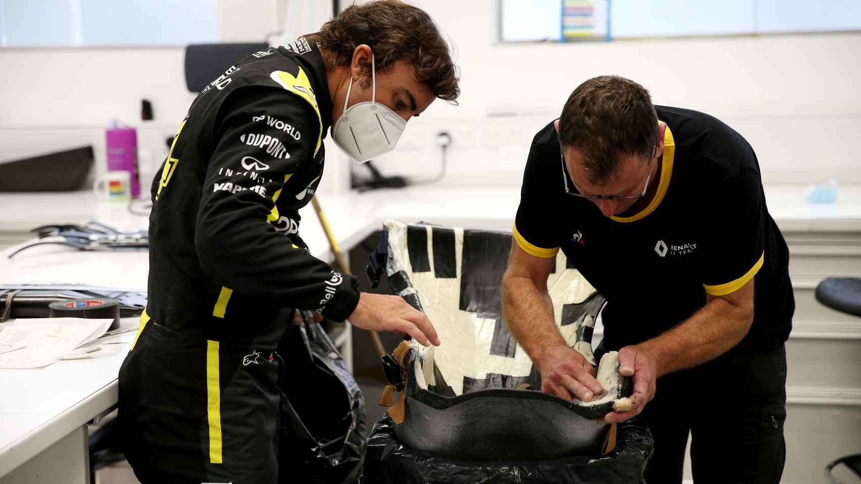 Fernando Alonso, trabajando en la fábrica de Renault