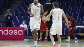 Tavares y Causeur celebrando una canasta con el Real Madrid de Baloncesto