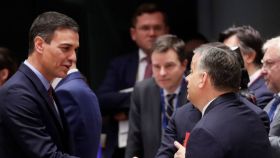Viktor Orbán, primer ministro de Hungría, saluda a Pedro Sánchez, presidente del Gobierno de España, en un Consejo Europeo.