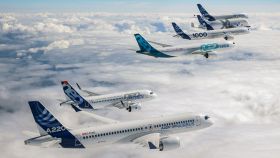 Aviones Airbus volando en formación