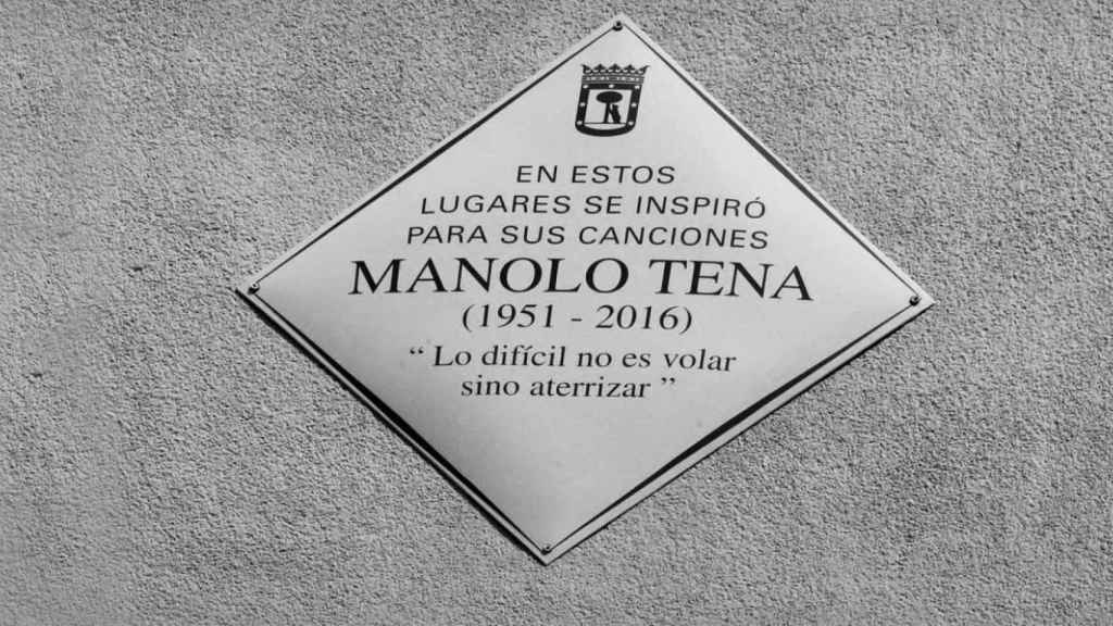 La placa que rinde homenaje a la Alarma, a la de Manolo Tena, en su ciudad, Madrid.
