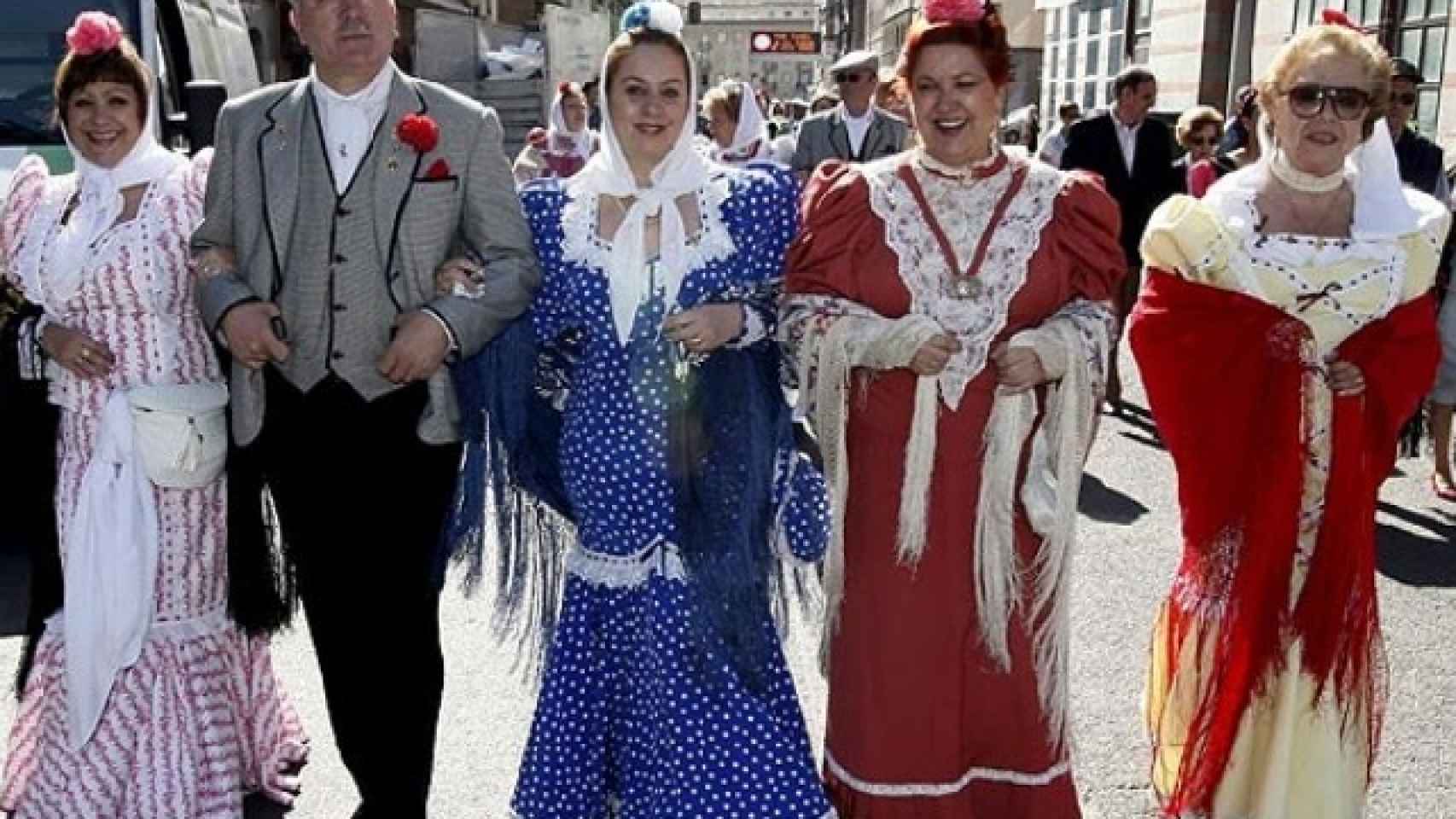 Madrileños celebrando San Isidro con el traje típico.