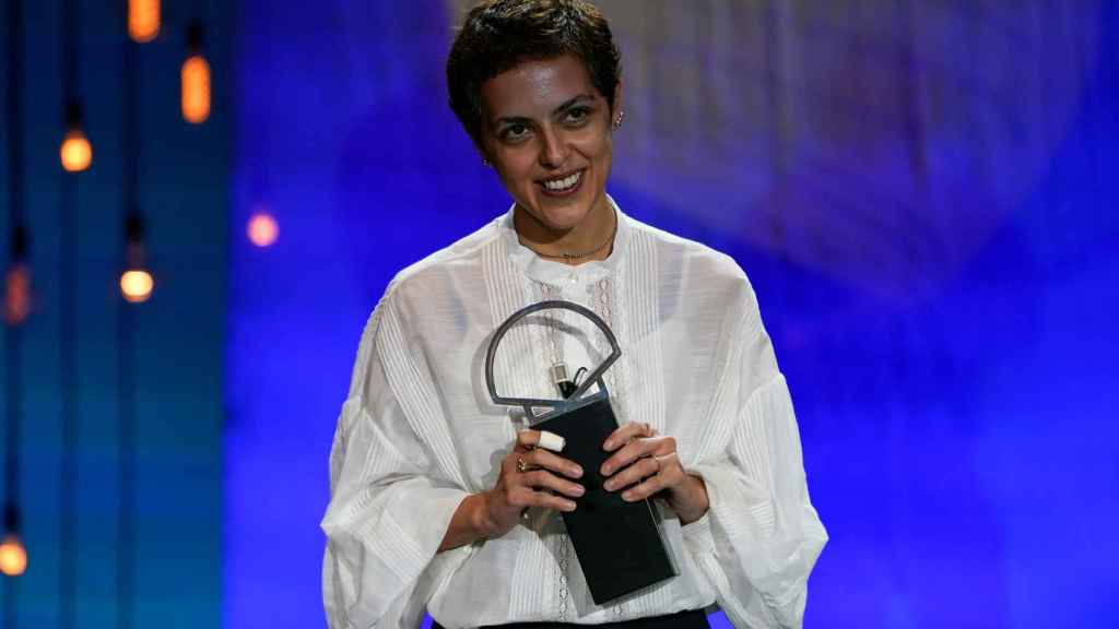 La debutante Dea Kulumbegashvili recibe la Concha de Oro en el Festival de San Sebastián.