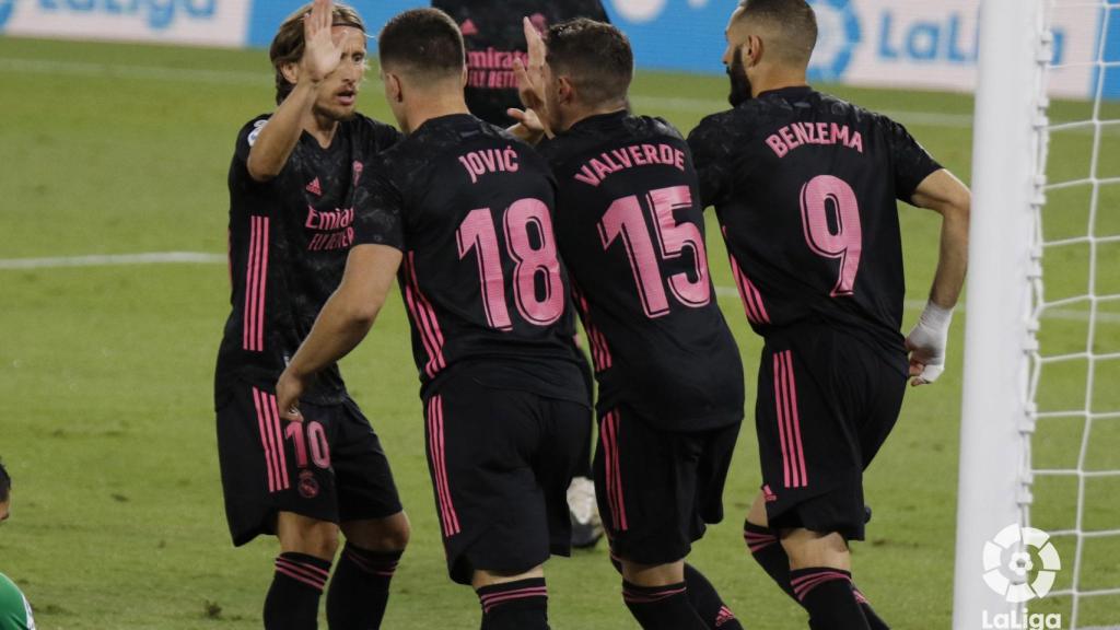 El Real Madrid celebra el gol en propia del Betis