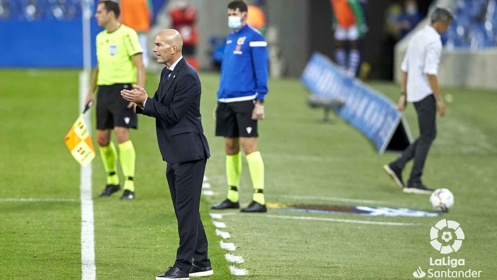 Zidane dando instrucciones a sus jugadores