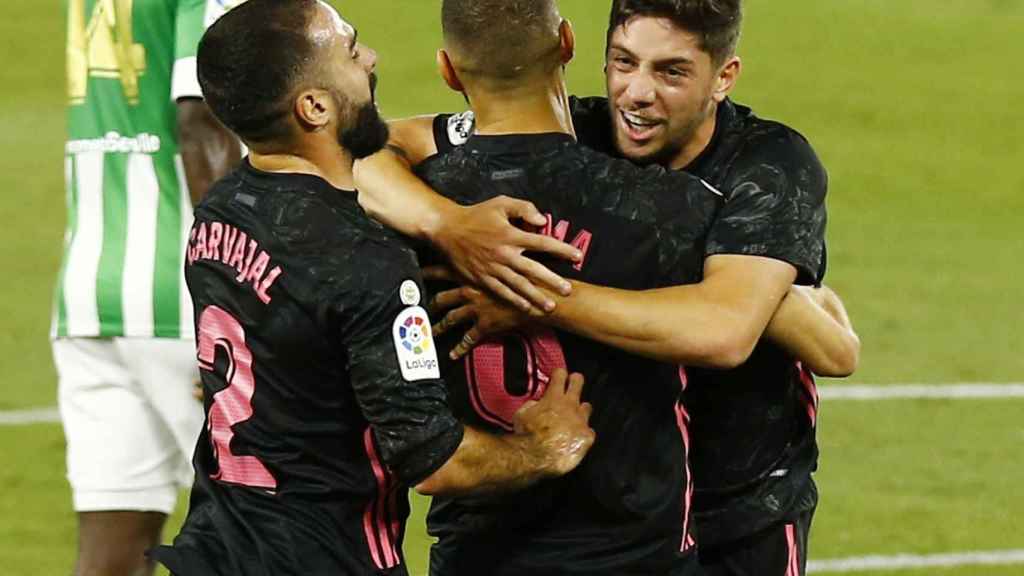 Fede Valverde celebra con su compañeros su gol al Real Betis