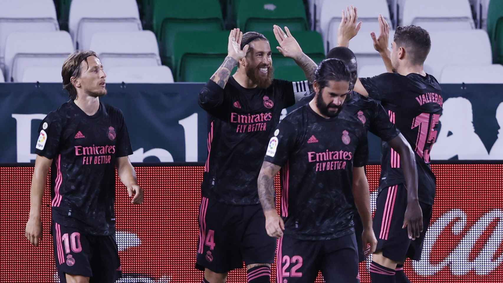 Sergio Ramos celebra con los jugadores del Real Madrid su gol de penalti al Real Betis